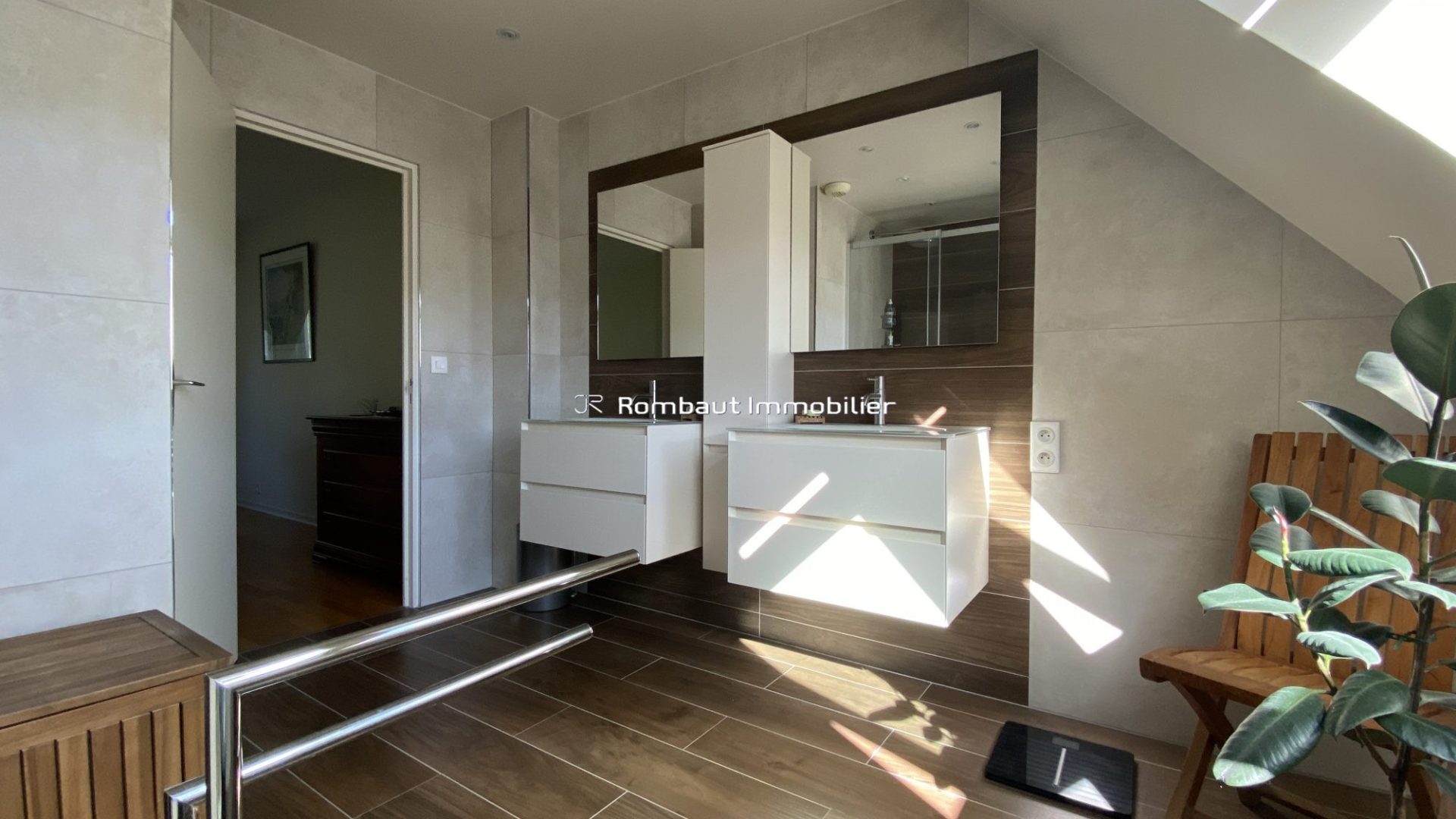 1775645892_VM3049_19_original